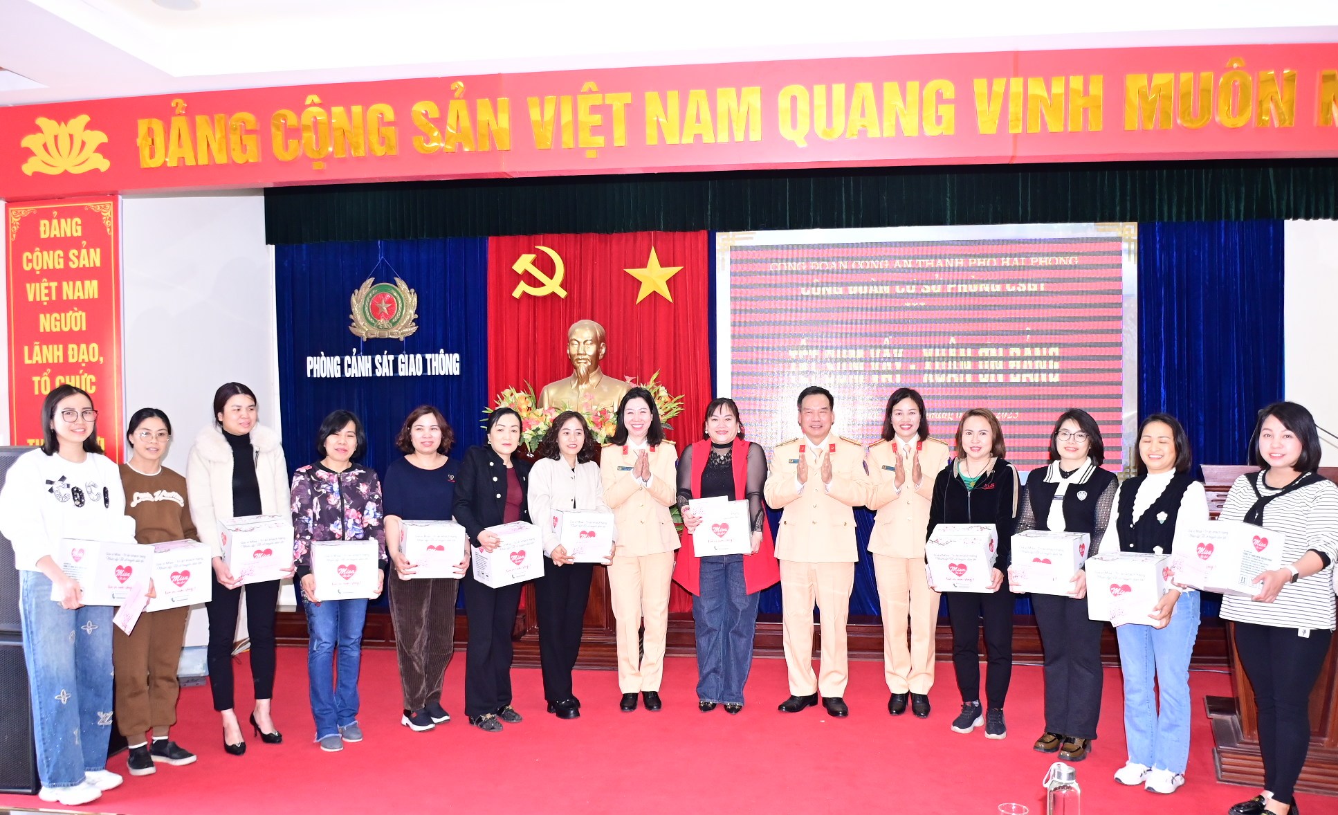 Phòng Cảnh sát giao thông: Tặng quà cho đoàn viên Công đoàn nhân dịp tết Nguyên đán Ất Tỵ - 2025